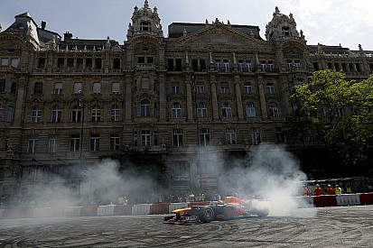 Red Bull провела демо-заезды на улицах Будапешта: фото и видео