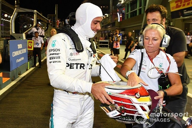 Ganador de la pole Lewis Hamilton, Mercedes AMG F1 celebra en parc ferme con Angela Cullen, Physioy PA 