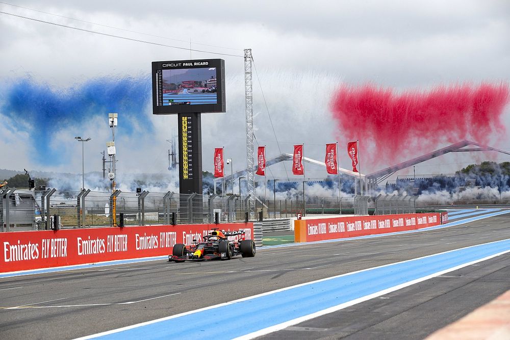 El ganador de la carrera, Max Verstappen, el RB16B de Red Bull Racing cruza la línea de meta ante la celebración de su equipo