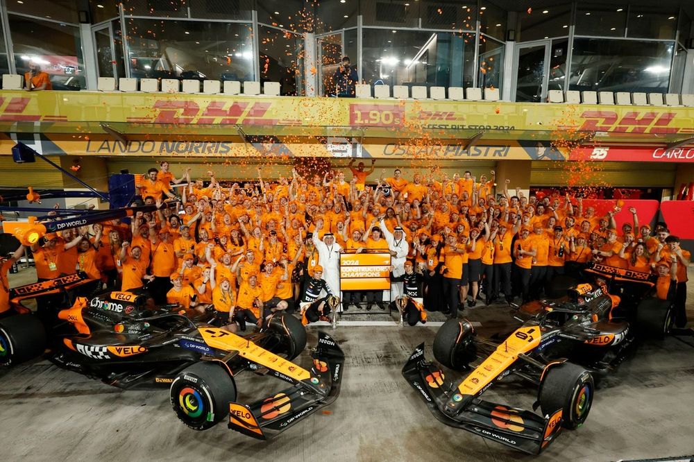 El equipo McLaren celebra tras ganar el t&iacute;tulo de constructores de la F1 2024