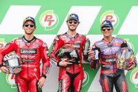 Pole y récord para Bagnaia con Martín; accidente de Márquez