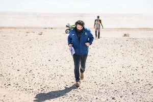 El director del Dakar trat&oacute; de corregir su error indicando el camino a los pilotos