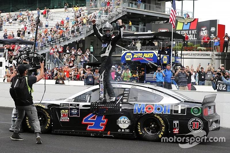 Race Winner Kevin Harvick, Stewart-Haas Racing, Ford Mustang Mobil 1