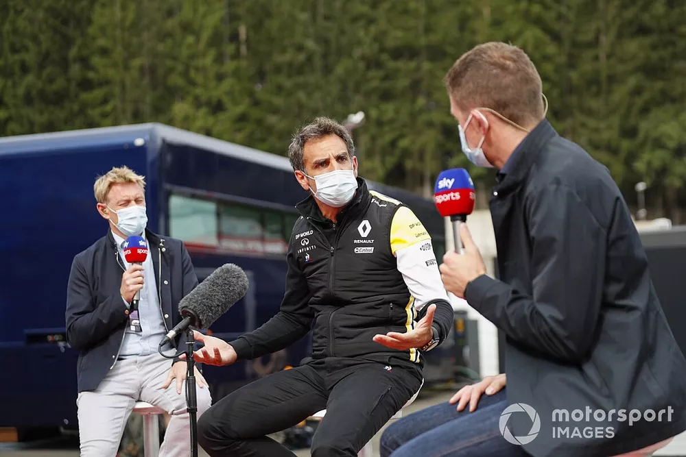 Cyril Abiteboul, Directeur du Management, Renault F1 Team, est interview&eacute; par Simon Lazenby, Sky TV, et Anthony Davidson, Sky TV, sur Sky Sports F1
