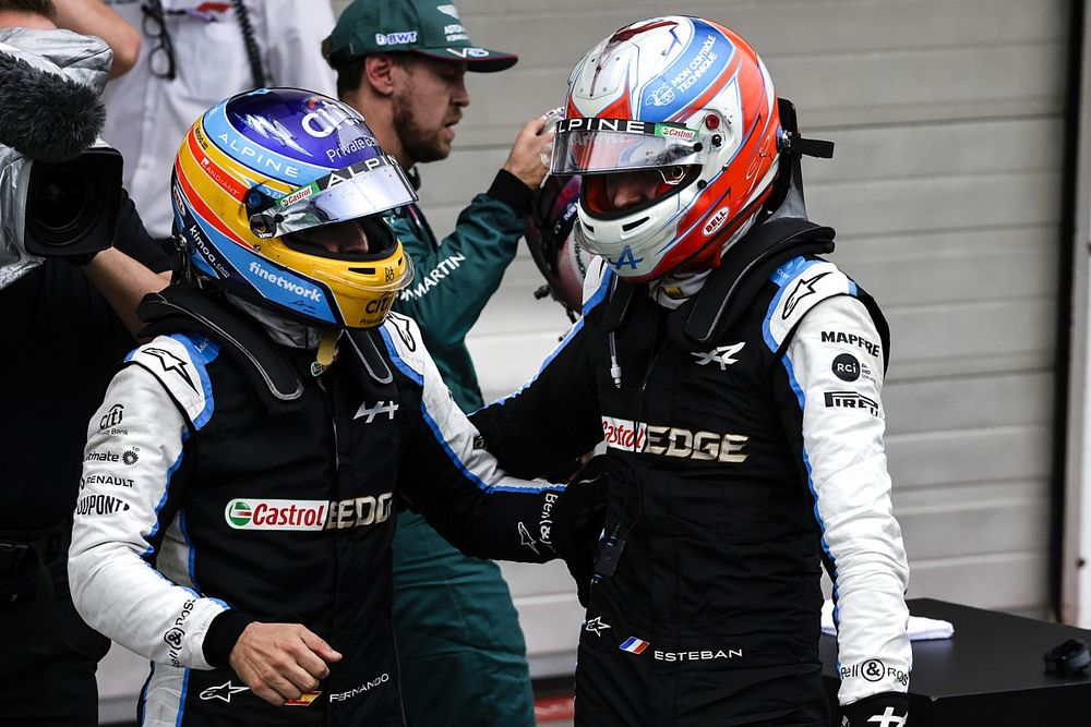 Fernando Alonso, Alpine F1, felicita y celebra con Esteban Ocon, Alpine F1, la 1&ordf; posici&oacute;n, en el Parc Ferme