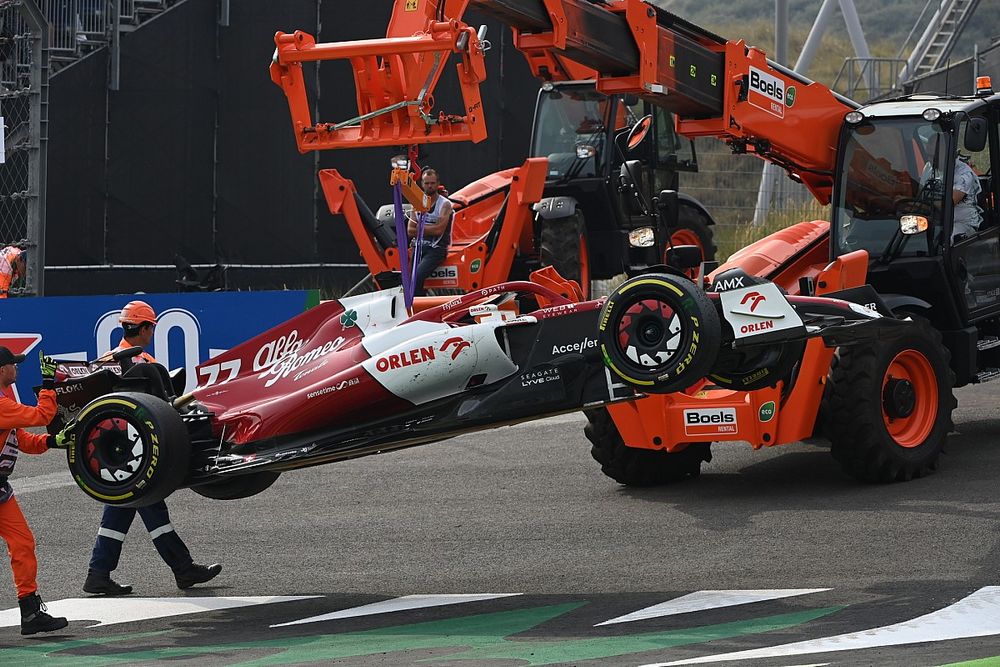 Marshals remove the car of Valtteri Bottas, Alfa Romeo C42, from the circuit