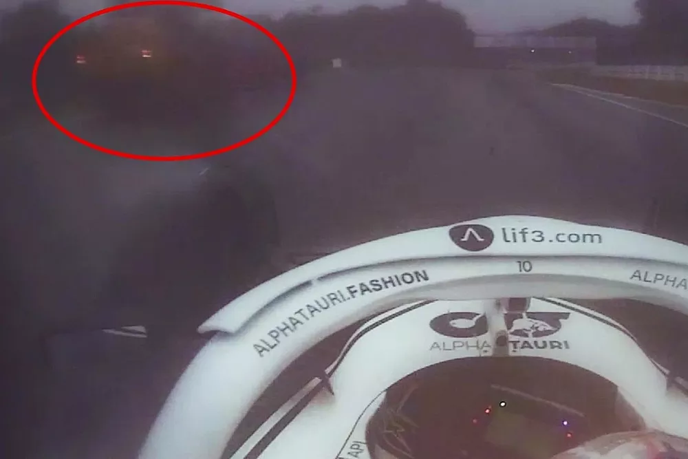 Pierre Gasly, AlphaTauri AT03 una grua enla pista