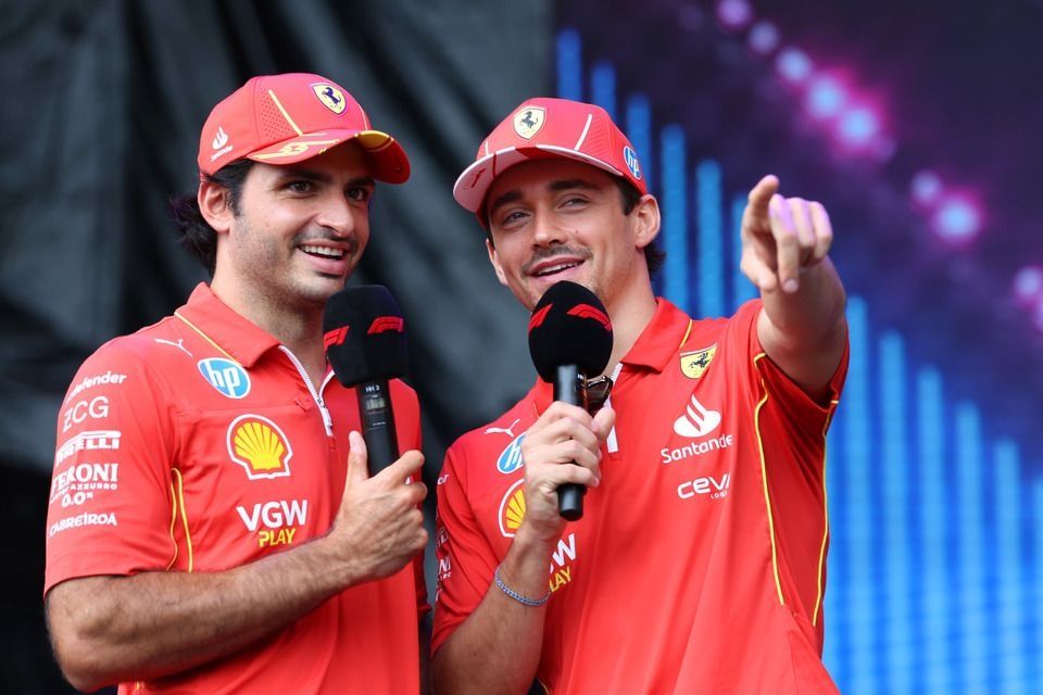 Carlos Sainz y Charles Leclerc, Scuderia Ferrari, en la fan zone