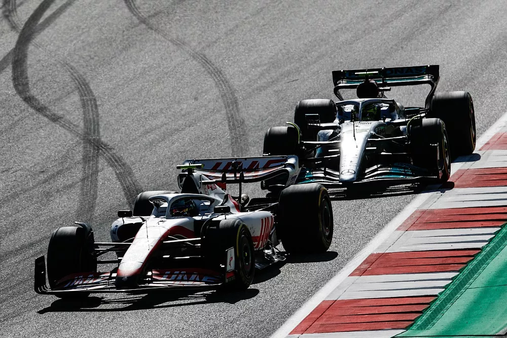 Mick Schumacher, Haas VF-22, Lewis Hamilton, Mercedes W13