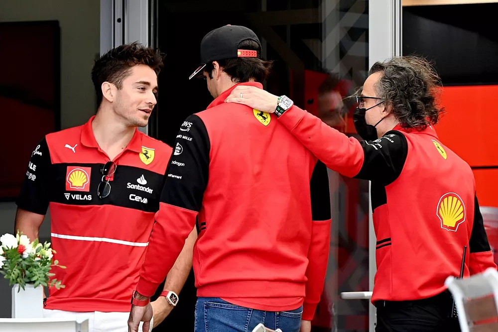 Carlos Sainz Jr., Charles Leclerc, Laurent Mekies, Direttore Sportivo Ferrari nel paddock  