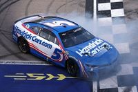 Imparable en Kansas, Kyle Larson logra una dominante victoria en NASCAR