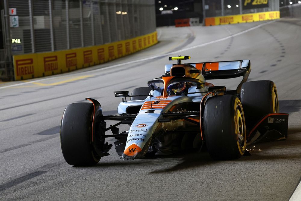 Logan Sargeant, Williams FW45, se dirige a boxes con el alerón delantero roto