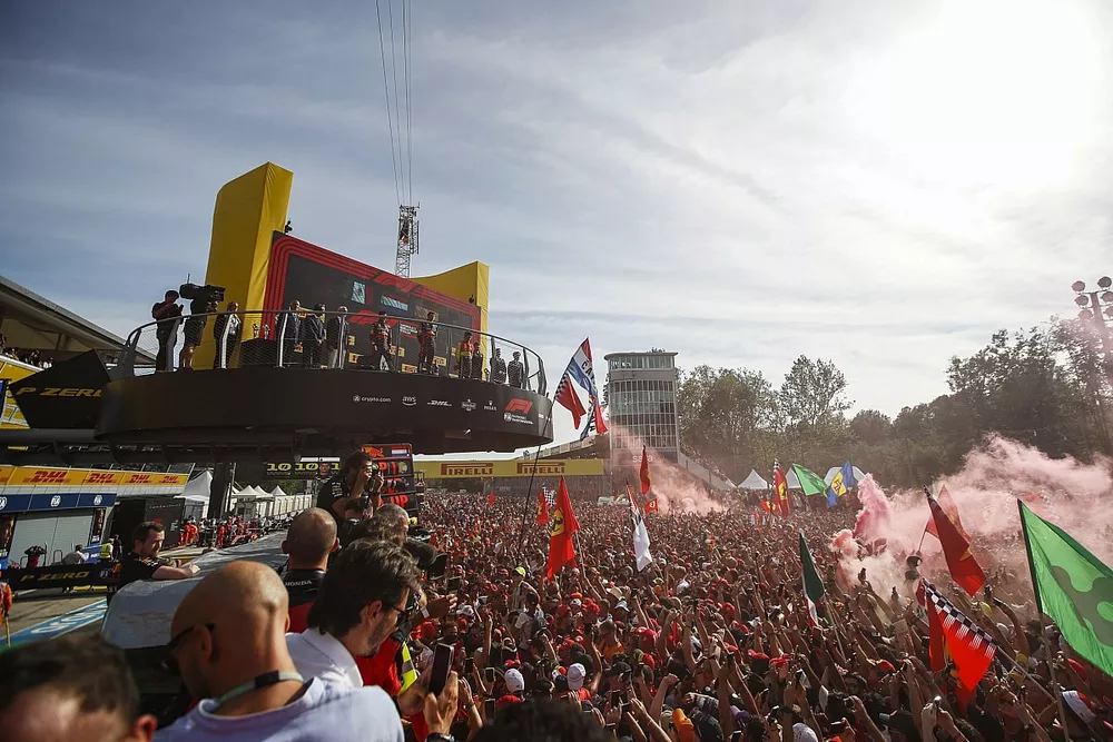 Podio: segundo lugar Sergio P&eacute;rez, Red Bull Racing, ganador Max Verstappen, Red Bull Racing, tercero Carlos Sainz, Scuderia Ferrari