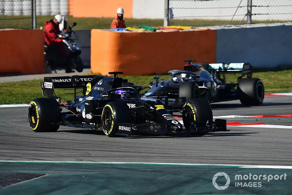 Daniel Ricciardo, Renault F1 Team R.S.20 devant Lewis Hamilton, Mercedes F1 W11