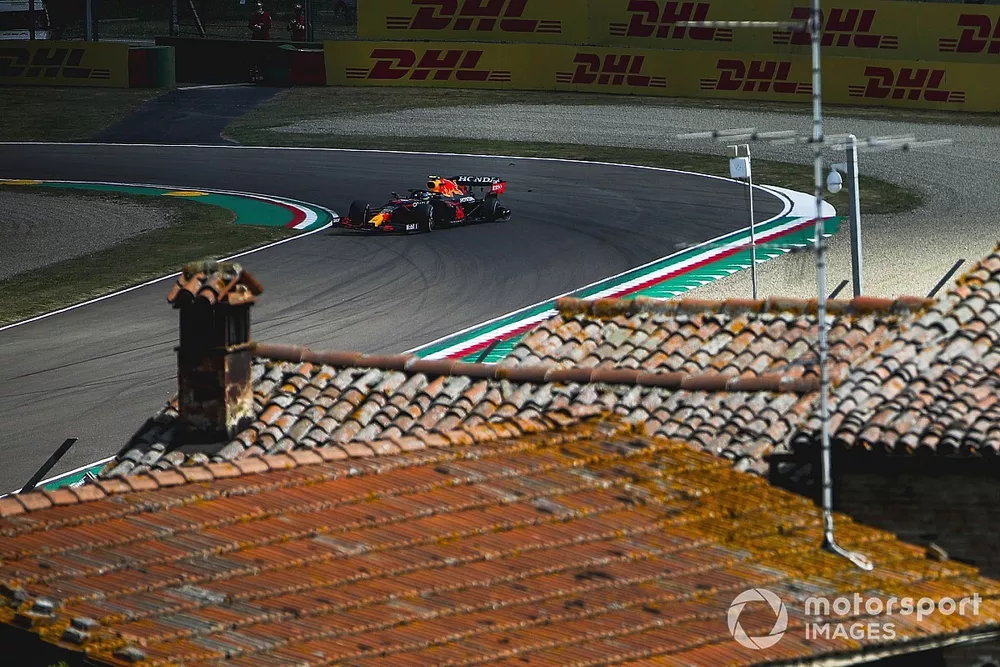 Sergio P&eacute;rez, Red Bull Racing RB16B, sufre un pinchazo