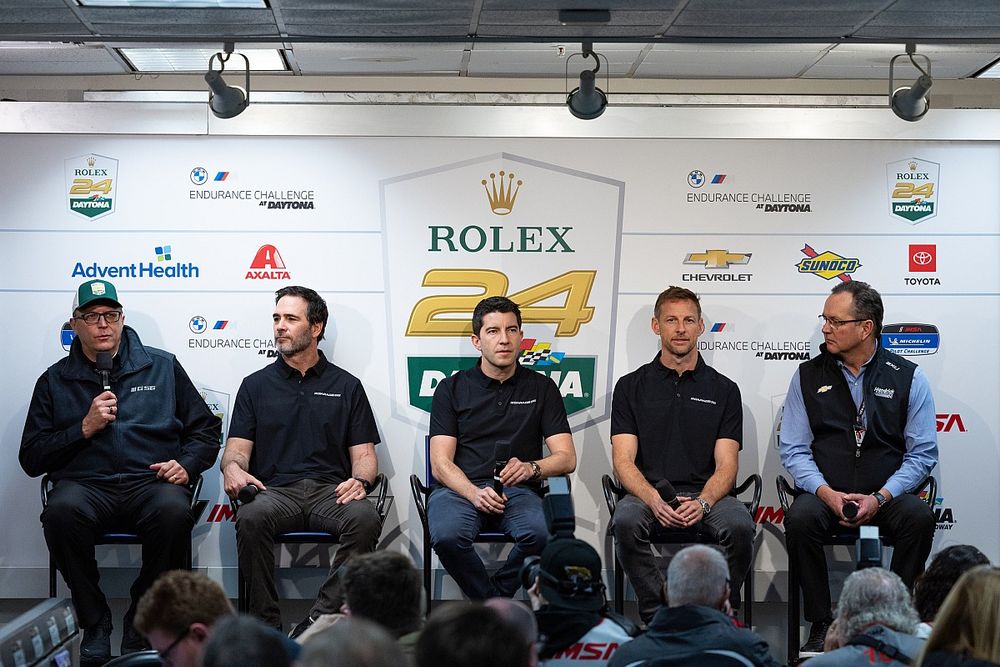 Alineación de pilotos de Garage 56 para la histórica participación en Le Mans , Jimmie Johnson, Mike Rockenfeller y Jenson Button