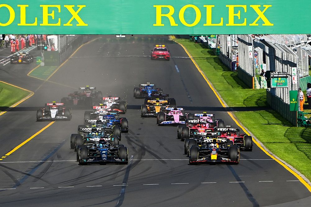 Max Verstappen, Red Bull Racing RB19, George Russell, Mercedes F1 W14, Lewis Hamilton, Mercedes F1 W14, Fernando Alonso, Aston Martin AMR23, Carlos Sainz, Ferrari SF-23, Charles Leclerc, Ferrari SF-23, the rest of the field at the start