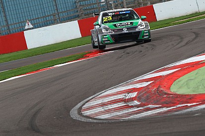UK: tripletta WestCoast Racing a Donington, Lloyd è in pole e fa un altro passo verso il titolo