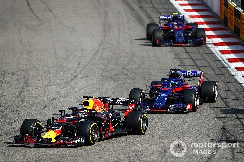 El Halo no impidió que una pieza golpease el casco de Gasly