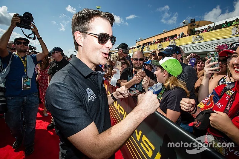 Jeff Gordon, Hendrick Motorsports Chevrolet arrives at drivers meeting