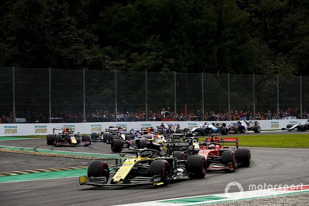Nico Hulkenberg, Renault F1 Team R.S. 19, leads Sebastian Vettel, Ferrari SF90, Daniel Ricciardo, Renault F1 Team R.S.19, Lance Stroll, Racing Point RP19, Carlos Sainz Jr., McLaren MCL34, and the remainder of the field at the start