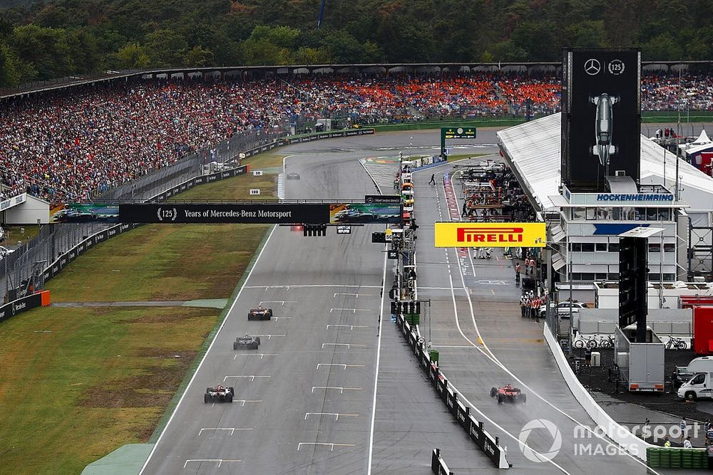 Carlos Sainz Jr., McLaren MCL34, leads Kevin Magnussen, Haas F1 Team VF-19, and Antonio Giovinazzi, Alfa Romeo Racing C38