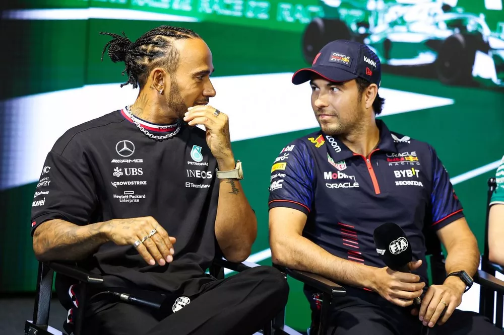 Lewis Hamilton, Mercedes-AMG, con Sergio Pérez, Red Bull Racing,