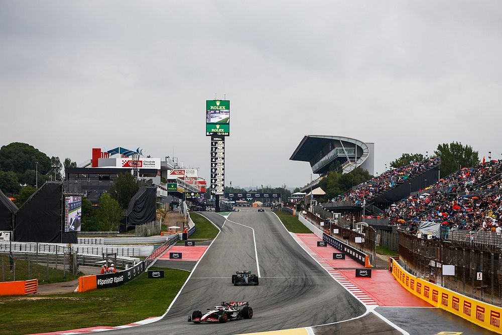 Kevin Magnussen, Haas VF-23, George Russell, Mercedes F1 W14