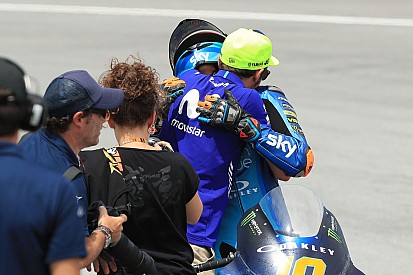 Rossi liet traantje om eerste Moto2-overwinning Marini
