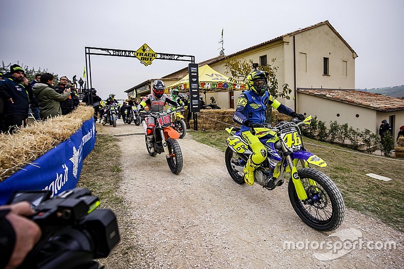 Jurando amor pelas 2 rodas, Hamilton deve visitar rancho de Rossi