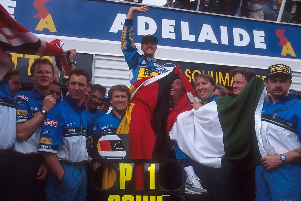 Michael Schumacher, Benetton ve Flavio Briatore, Tom Walkinshaw takım ile kutlama yapıyor