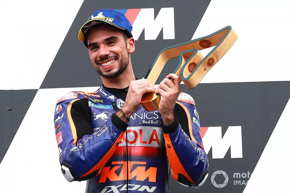Podio: ganador de la carrera Miguel Oliveira, Red Bull KTM Tech 3