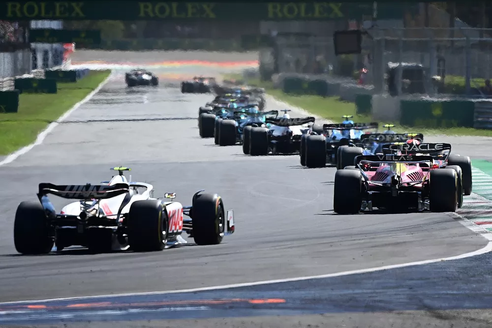 Sergio Perez, Red Bull Racing RB18, Carlos Sainz, Ferrari F1-75, Mick Schumacher, Haas VF-22, on the opening lap
