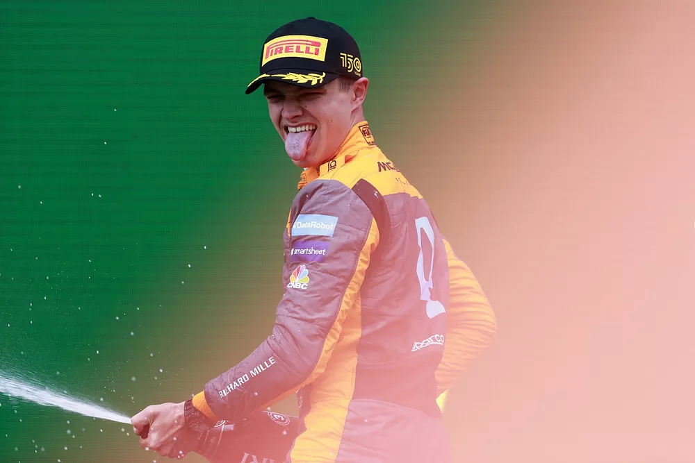 Lando Norris, McLaren, 3de plaats, viert op het podium met Champagne