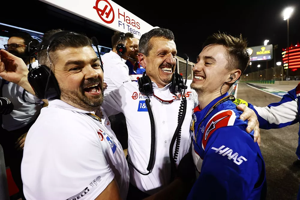 Guenther Steiner, director del equipo Haas F1, celebra con sus compa&ntilde;eros de equipo