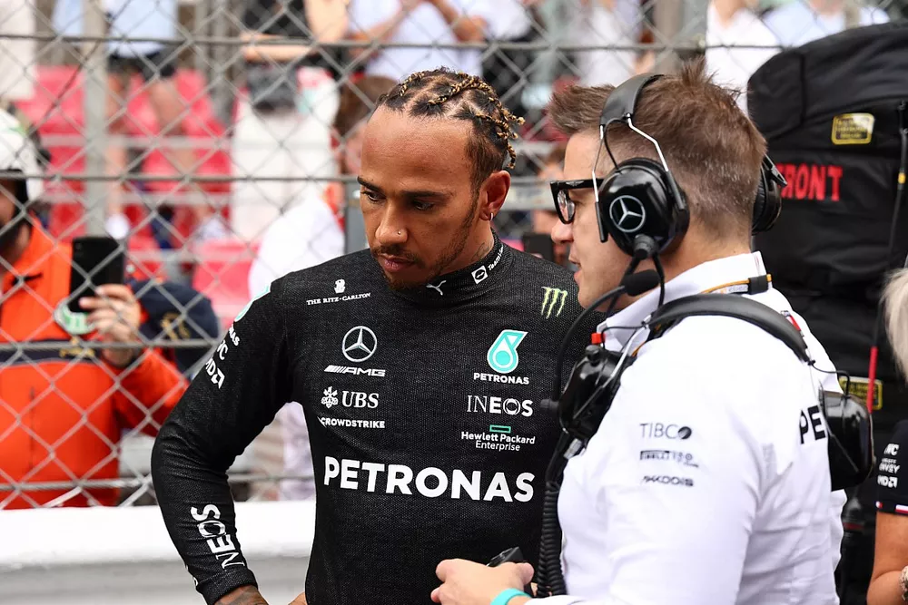 Lewis Hamilton, Mercedes-AMG, en la parrilla con su ingeniero