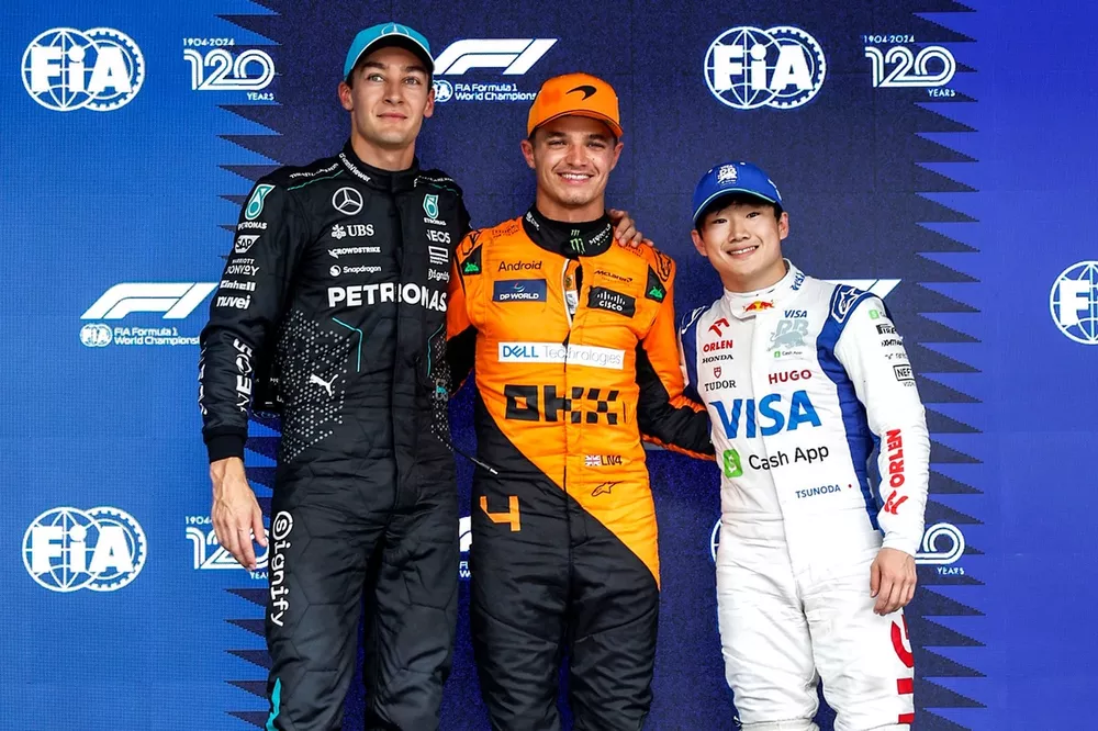İlk üç sırayı alan George Russell, Mercedes-AMG F1 Takımı, pole man Lando Norris, McLaren F1 Takımı, Yuki Tsunoda, Visa Cash App RB F1 Takımı