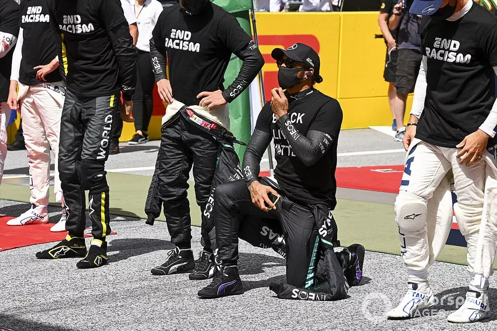 Lewis Hamilton, Mercedes-AMG Petronas F1 se arrodilla