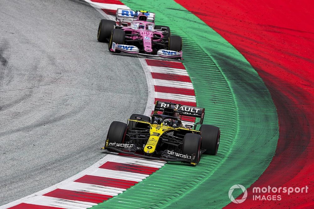 Daniel Ricciardo, Renault F1 Team R.S.20, leads Lance Stroll, Racing Point RP20