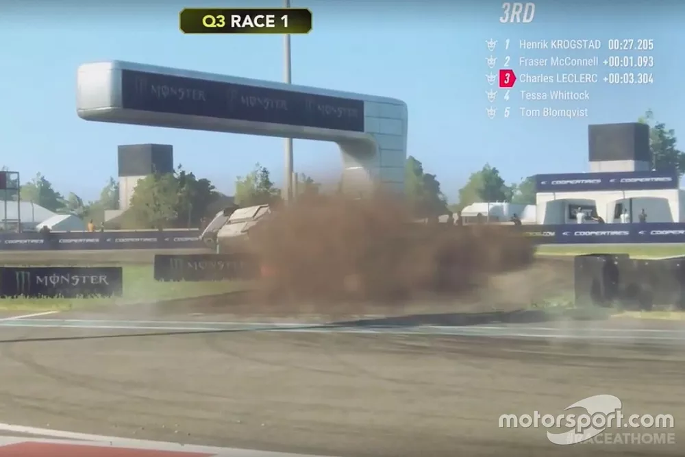 Charles Leclerc vuelca durante la carrera virtual del World RallyCross