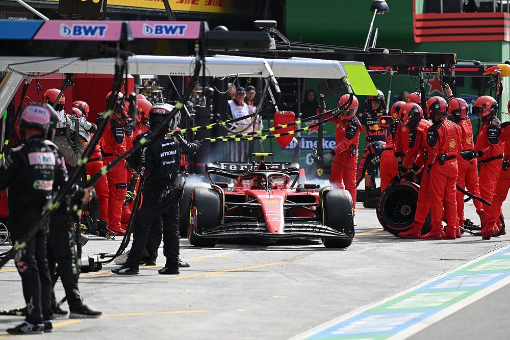 Carlos Sainz, Ferrari SF-23, esce dai box
