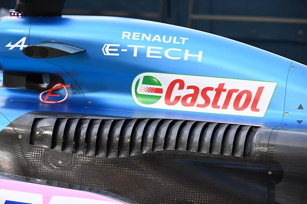 Engine cover on the Alpine A523