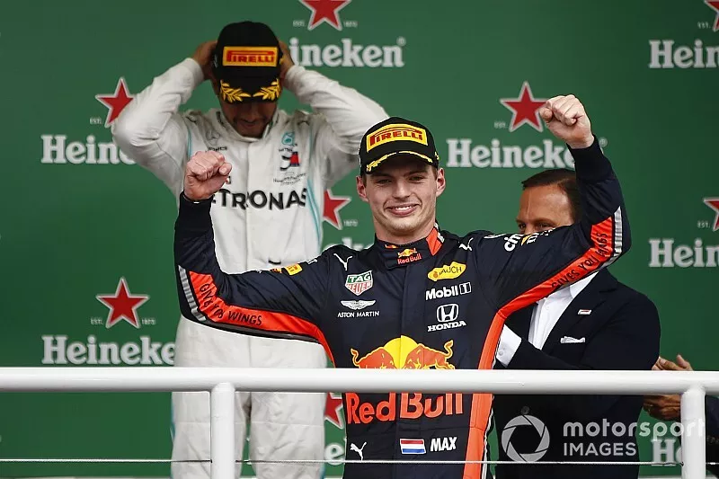 Winnaar Max Verstappen, Red Bull Racing en Lewis Hamilton, Mercedes AMG F1 