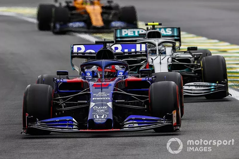 Daniil Kvyat, Toro Rosso STR14, en Valtteri Bottas, Mercedes AMG W10