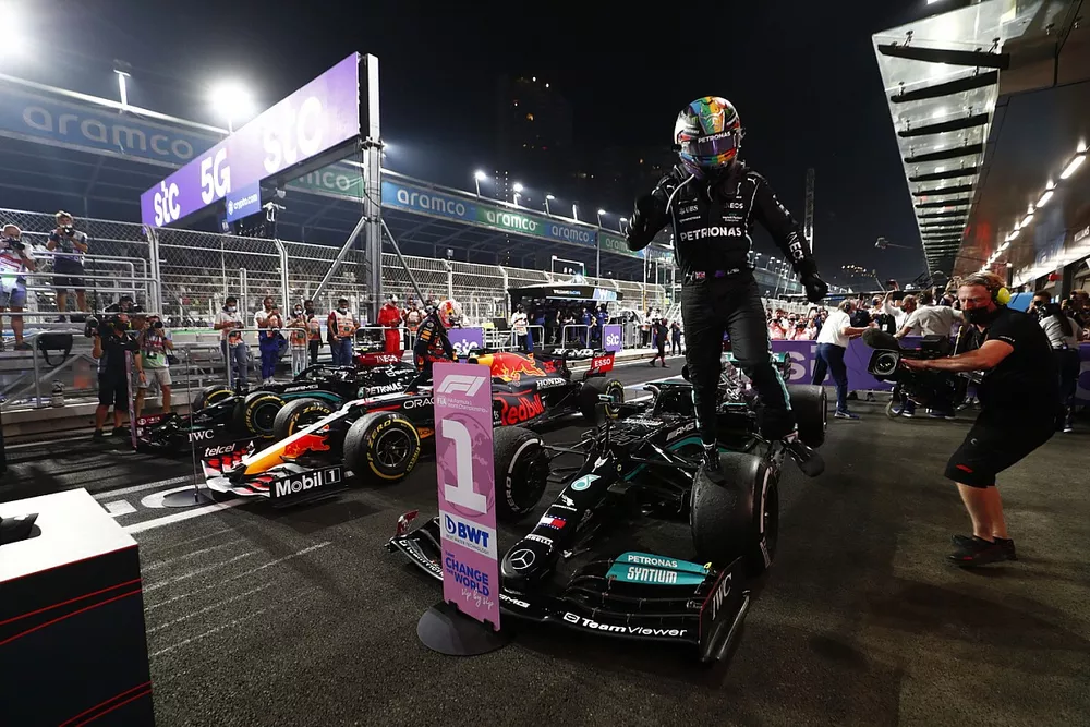 Le vainqueur Lewis Hamilton, Mercedes, dans le parc ferm&eacute;