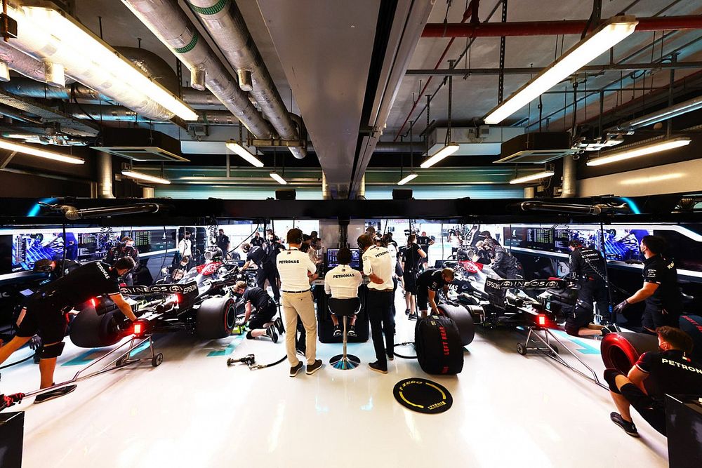 El equipo trabaja en el garaje de Mercedes