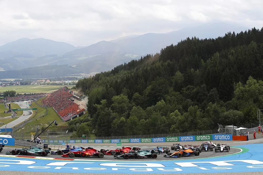 Lance Stroll, Aston Martin AMR21, George Russell, Williams FW43B, Charles Leclerc, Ferrari SF21, Sebastian Vettel, Aston Martin AMR21, Carlos Sainz Jr., Ferrari SF21, and the remainder of the field at the start