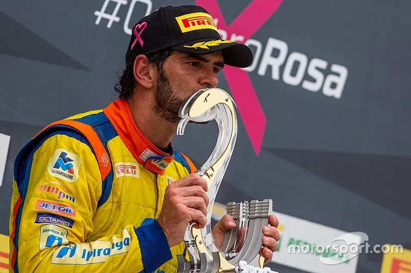 Thiago Camilo comemora p&oacute;dio na corrida 2 de Cascavel