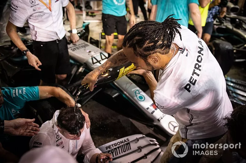 Lewis Hamilton, Mercedes AMG F1, 1&ordf; posici&oacute;n y Campe&oacute;n del Mundo 2019, celebra con su equipo