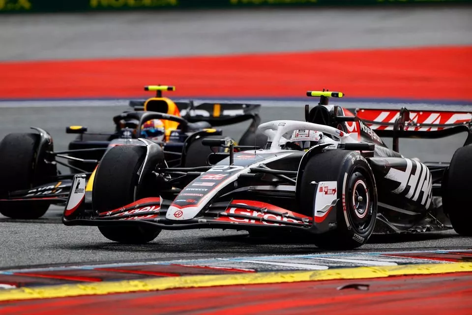 Nico Hulkenberg, Haas VF-24, Sergio Perez, Red Bull Racing RB20